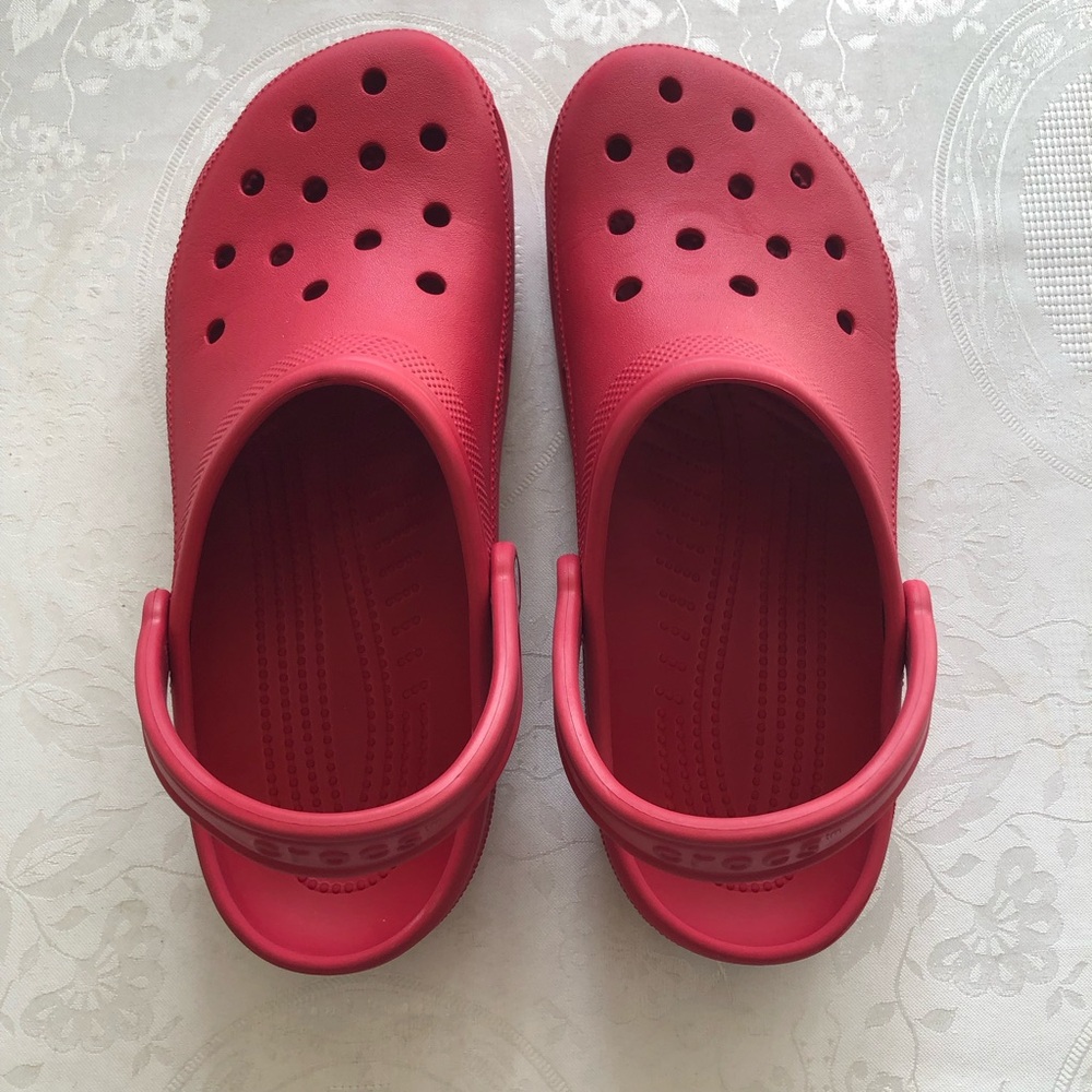 Crocs Classic Clogs Dragon Fruit Red Men’s Size 11 Slip-On Rubber Shoes Vacation